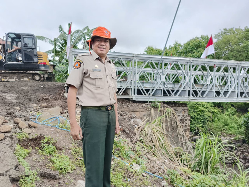 Foto Kepala BPBD Lombok Timur, Lalu Muliadi, ST, MT Mendampingi Bupati Drs. H. Haerul Warisin, M.Si, Saat Meninjau Finishing Pembangunan Jembatan Bailey Desa Perigi pada Senin (12/1/2025) (Dok. Pribadi) Foto Kepala BPBD Lombok Timur, Lalu Muliadi, ST, MT Mendampingi Bupati Drs. H. Haerul Warisin, M.Si, Saat Meninjau Finishing Pembangunan Jembatan Bailey Desa Perigi pada Senin (12/1/2025) (Dok. Pribadi)